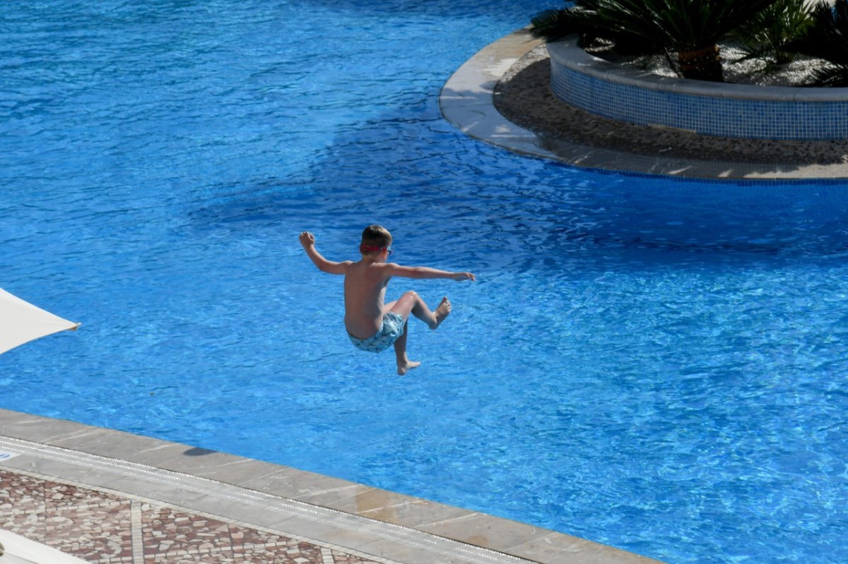 In einem Urlaub auf Mallorca ist ein Kind nach einem Unfall im Pool gestorben. (Symbolbild)