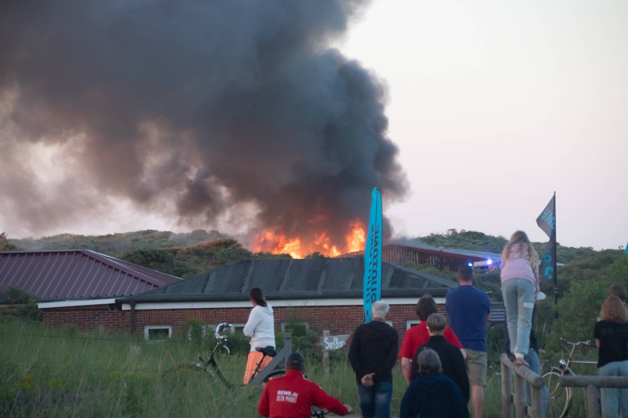 Urlaub an der Nordsee: Die Halle eines Bauhofs auf Baltrum hat gebrannt, eine Rauchsäule ist bis aufs Festland zu sehen gewesen.