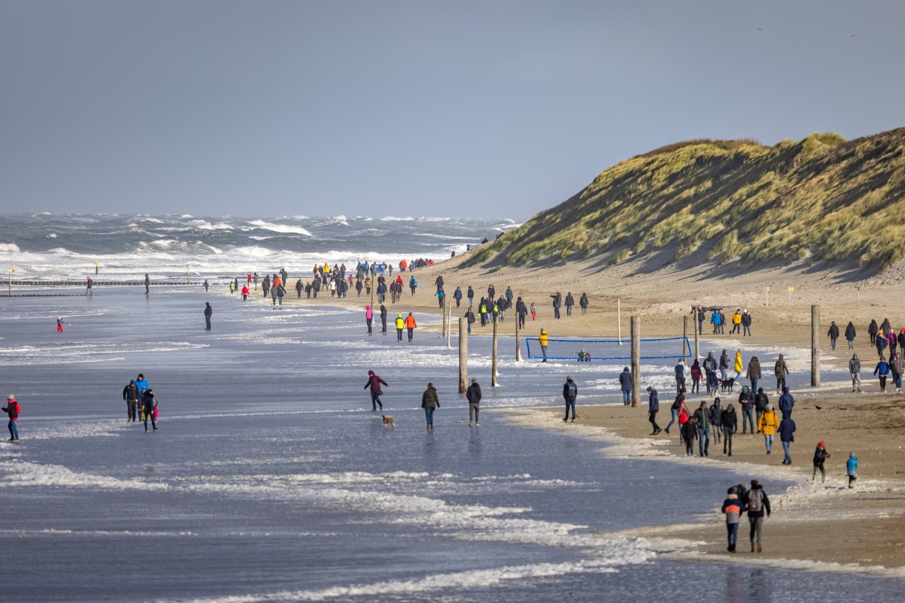 Beim Urlaub an der Nordsee soll auf Norderney schon bald ein striktes Rauchverbot am Strand gelten.