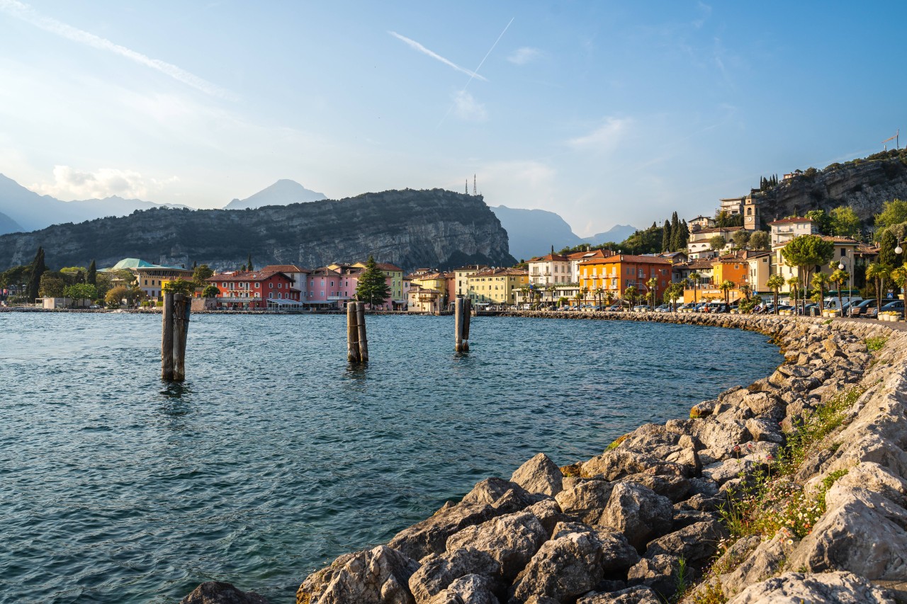 Urlaub in Italien: Normalerweise zählt der Gardasee eher zu den Entspannungsorten. Momentan wird er allerdings von Unruhen umhüllt. (Symbolbild)