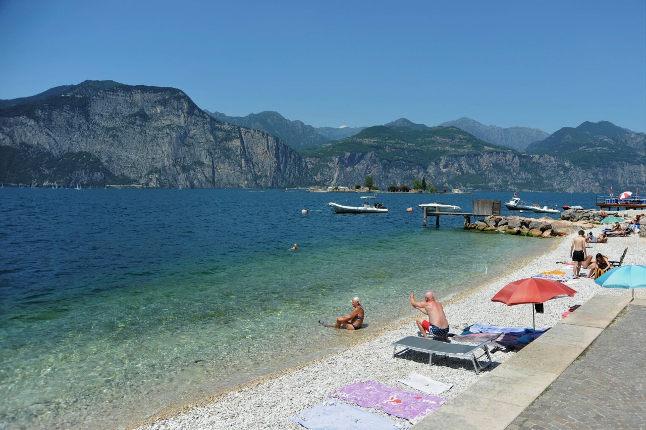 Urlaub in Italien: Am Strand lässt es sich entspannen. Doch Liegen, Sonnenschirme und Liegestühle kosten richtig viel Geld.