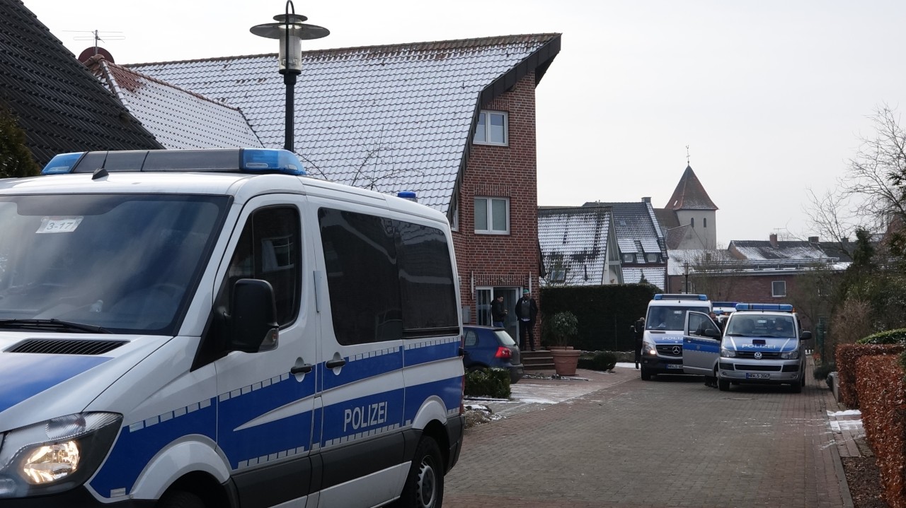 Die Polizei durchsuchte Haus, Betrieb und Auto des mutmaßlichen Reichsbürgers.