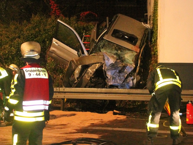 Ein tragischer Unfall in der Nacht zum Dienstag 06.11.2012 in Waltrop endet für vier Jugendliche im Krankenhaus – zwei waren eingeklemmt. Foto: Björn Jadzinski / WAZ FotoPool