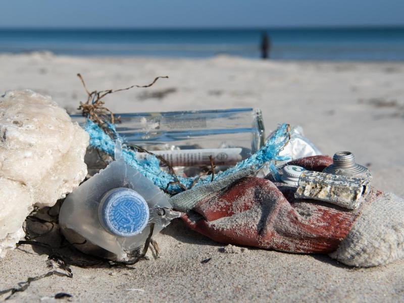 Verdreckter Strand Meer Urlaub Reise.jpg