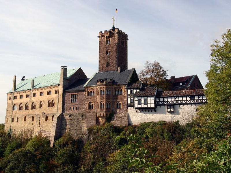 Die Wartburg erhebt sich über der Thüringer Stadt Eisenach, am Ende des Thüringer Waldes. 1067 wurde sie von Ludwig dem Springer gegründet. Der Name leitet sich von dem Begriff Warte ab, bedeutet also Wach- oder Wächterburg. Seit 1999 gehört sie zum Weltkulturerbe.