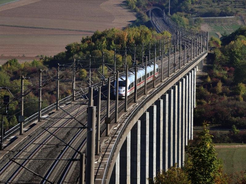 Wegen Sanierungsarbeiten ist die ICE-Strecke zwischen Würzburg und Fulda bis zum 17. Oktober gesperrt. Fahrgäste müssen sich auf längere Fahrzeiten einstellen.
