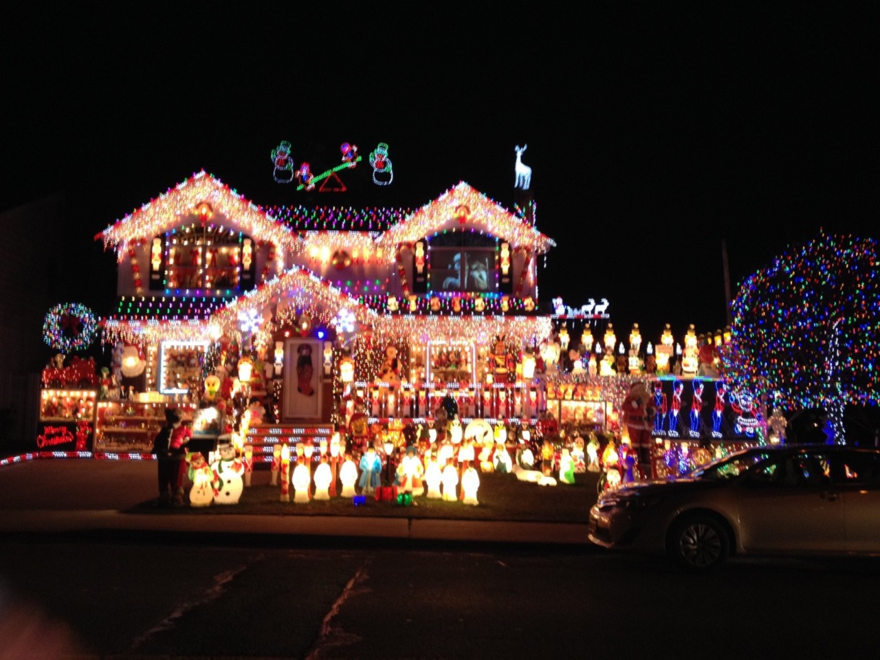 Weihnachtlich dekoriertes Haus in New York City