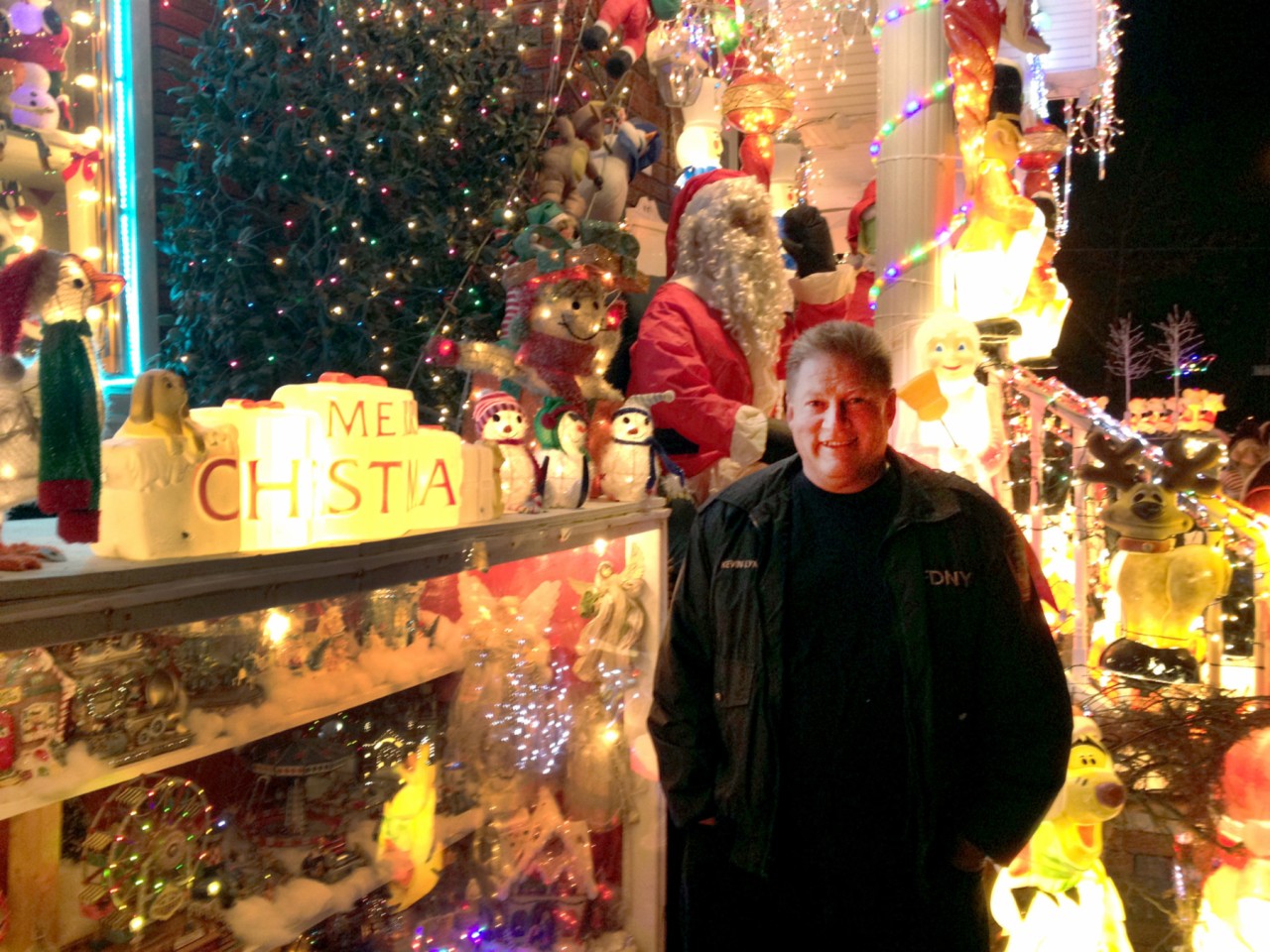 Weihnachtlich dekoriertes Haus in New York City