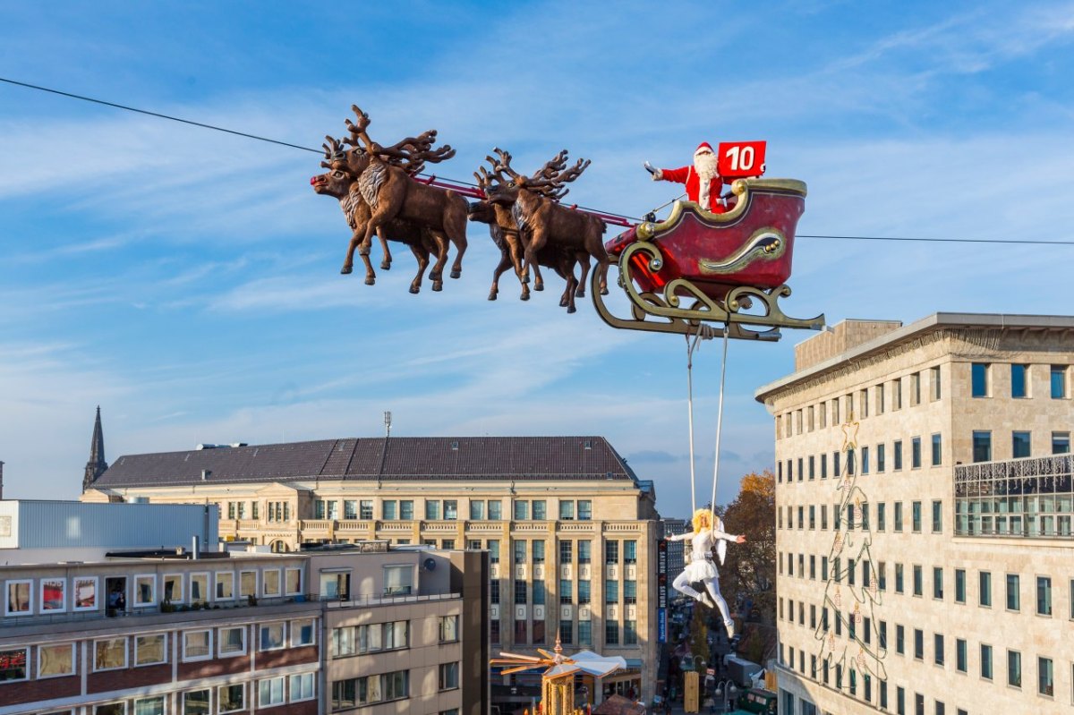 Weihnachtsmarkt Bochum fliegender Weihnachtsmann.jpg