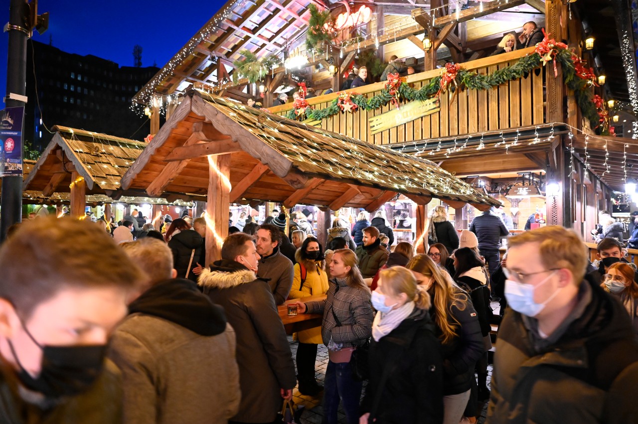 Auf dem Weihnachtsmarkt in Dortmund gibt es einige Corona-Regeln zu beachten.