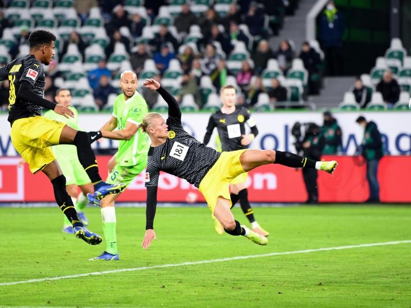 Weltklasse-Stürmer Erling Haaland (M) erzielt nur neun Minuten nach seiner Einwechslung das 3:1 gegen den VfL Wolfsburg.