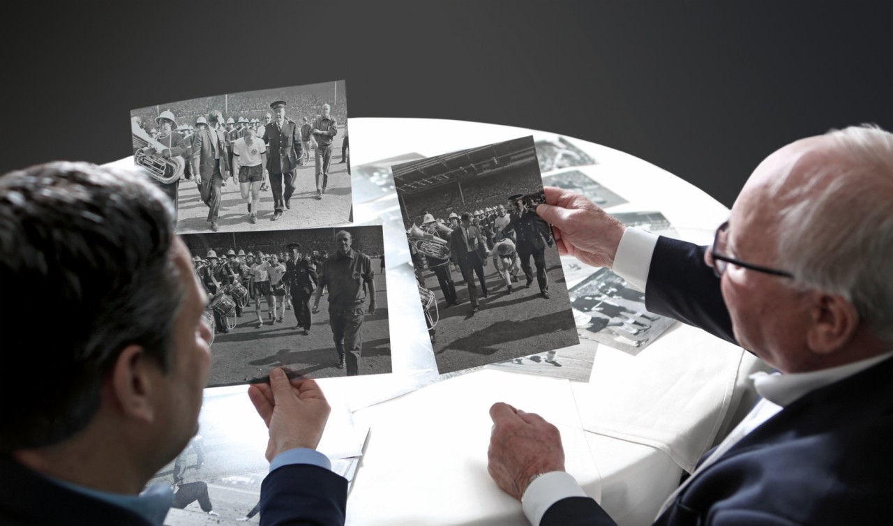 Uwe Seeler und Manuel Neukirchner (Direktor des Deutschen Fußballmuseums) bei der Sichtung der alten Bilder.