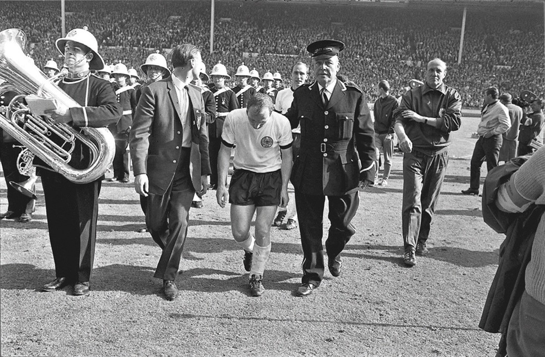 Es ist das Sportfoto des Jahrhunderts: Uwe Seeler verlässt geknickt und erschöpft den Platz. Lange wurde spekuliert, ob es tatsächlich nach dem Spiel aufgenommen wurde oder in der Halbzeitpause. Dieses Rätsel ist nun geklärt.