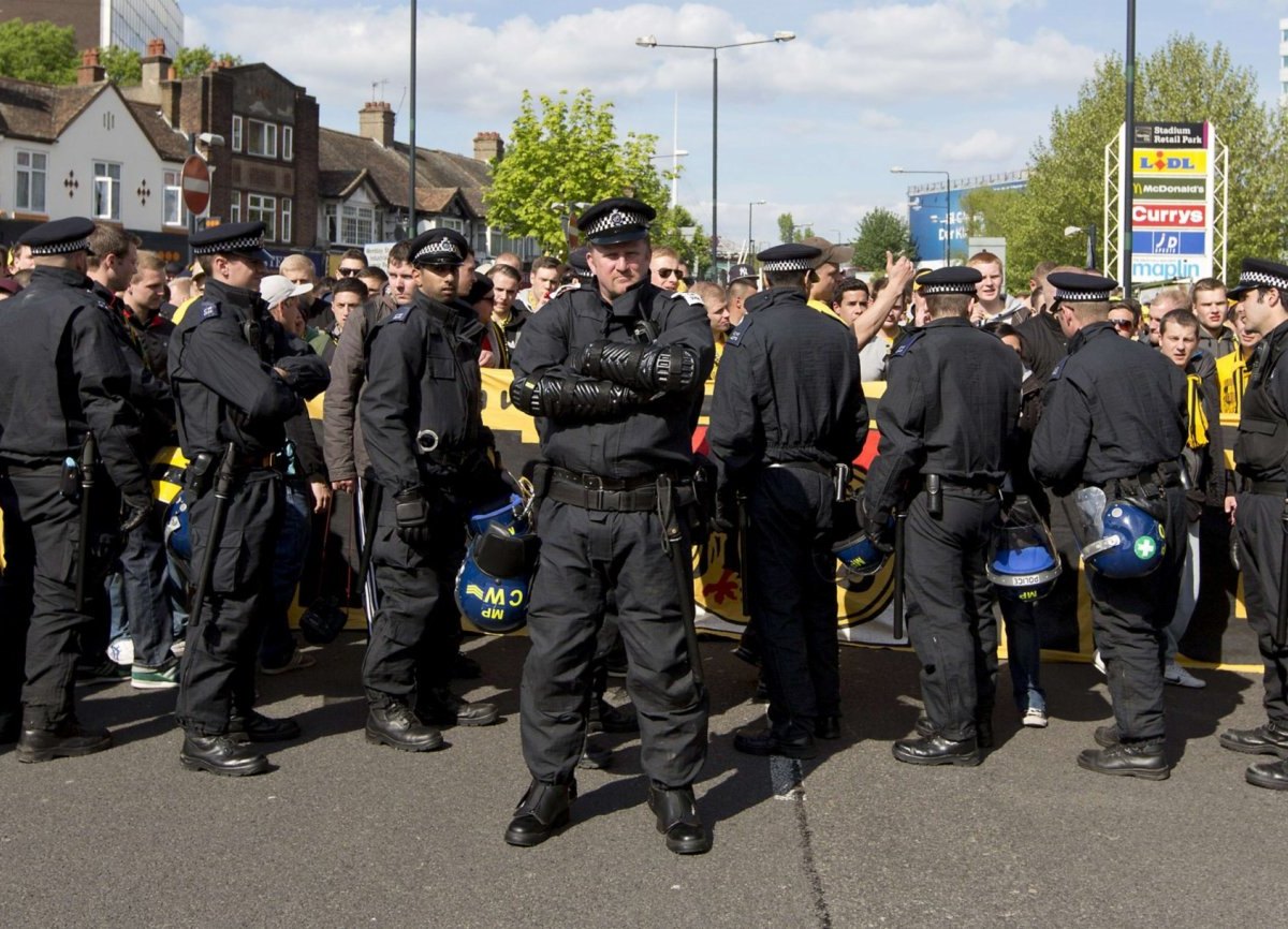 Wembley_Polizei_Hooligans.jpg