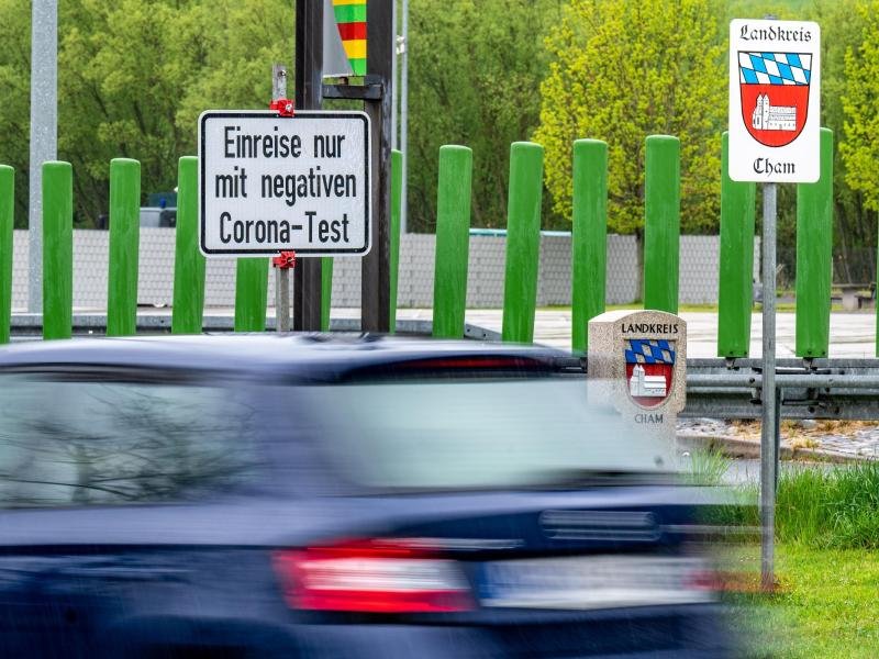 Wer aus Tschechien auf dem Landweg nach Deutschland kommt, muss ab Sonntag keinerlei Einreisebeschränkungen wegen Corona mehr beachten.