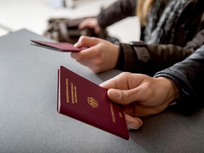 Wer einen neuen Reisepass braucht, sollte ihn frühzeitig vor dem Urlaub beantragen.