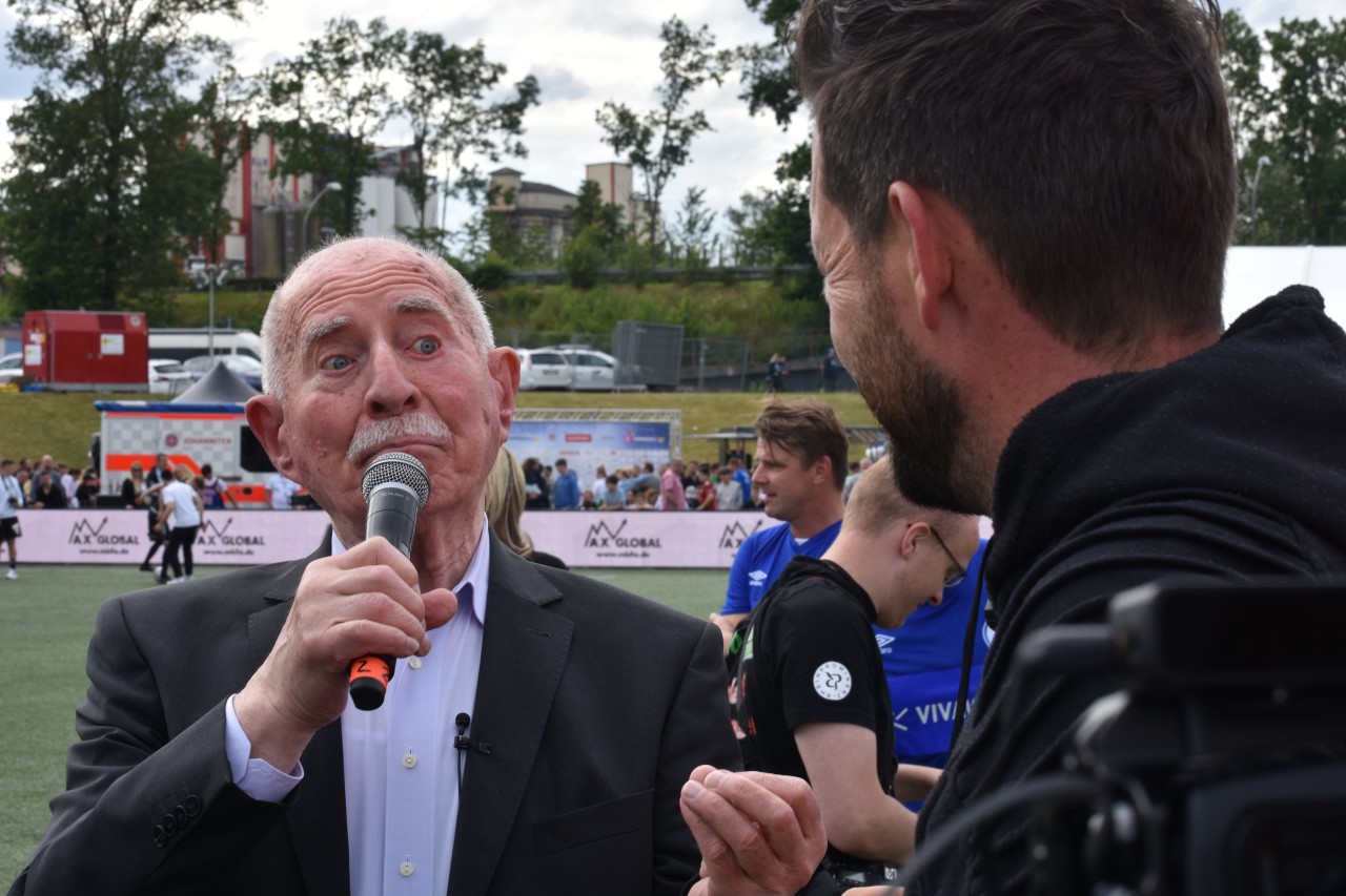 Werner Hansch bei seinem Abschiedsspiel in Gelsenkirchen.