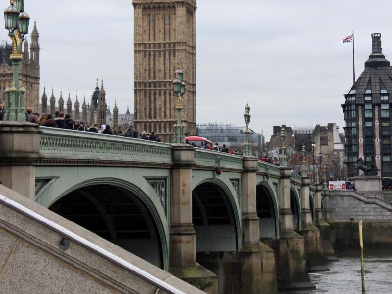 Auf der Westminster Bridge stürzt Bösewicht Blofeld am Ende von Spectre mit seinem Hubschrauber ab - und dort wird er dann auch verhaftet.