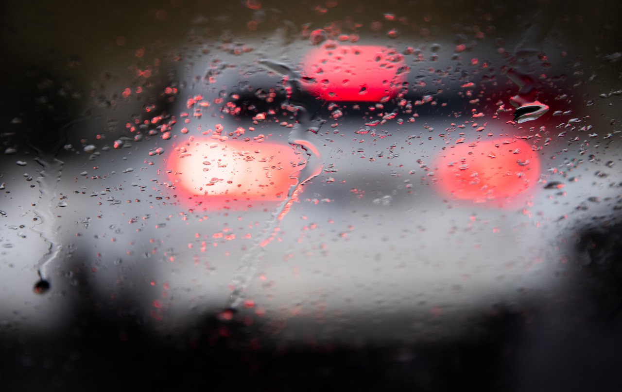 Wetter in NRW: Autofahrer müssen dieser Tage besonders vorsichtig sein. (Symbolbild)