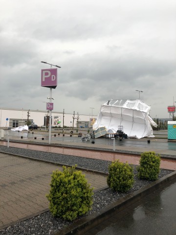 Wetter in NRW: In Bad Oeynhausen flog ein Testzentrum weg. 