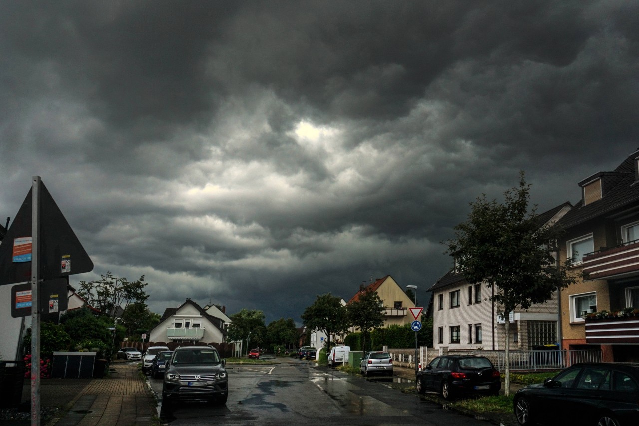 Das Wetter in NRW bleibt weiterhin gemischt - Regen, Sonnenschein und Gewitter. (Symbolbild)