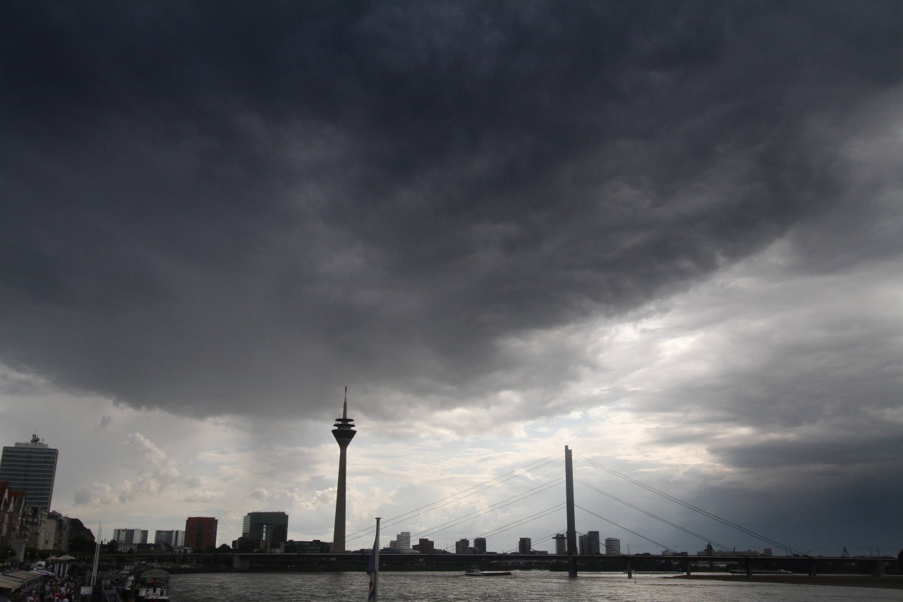Das Wetter in NRW zeigt sich weiterhin von seiner nassen Seite. (Symbolbild)