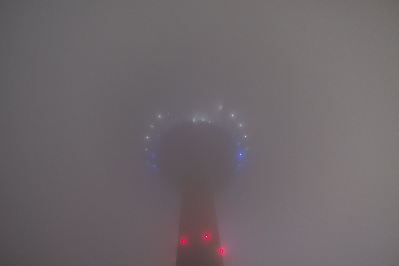 Nebel gefährdet derzeit den Verkehr, wie eine Aufnahme des Rheinturms in Düsseldorf von Donnerstag zeigt.