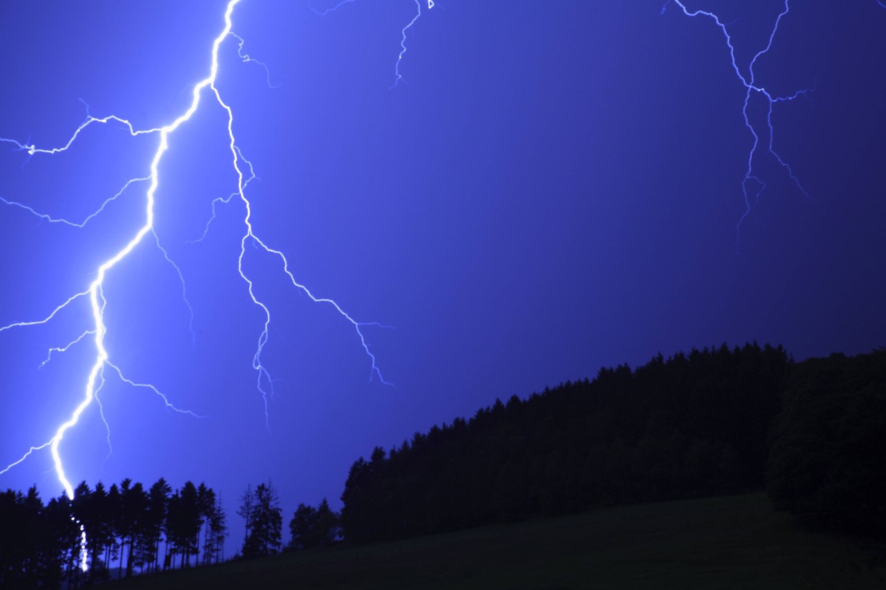 Das Wetter im Ruhrgebiet soll am Wochenende richtig ungemütlich werden. Gewitter sind angesagt! (Symbolbild) Das Wetter im Ruhrgebiet soll am Wochenende richtig ungemütlich werden. Gewitter sind angesagt! (Symbolbild)