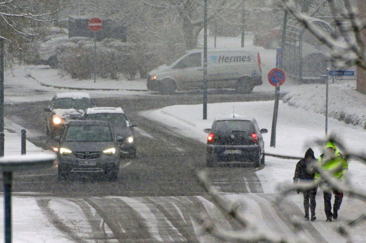Das Wetter in NRW ist derzeit unbeständig, Autofahrer müssen noch eine Weile aufpassen (Symbolfoto).