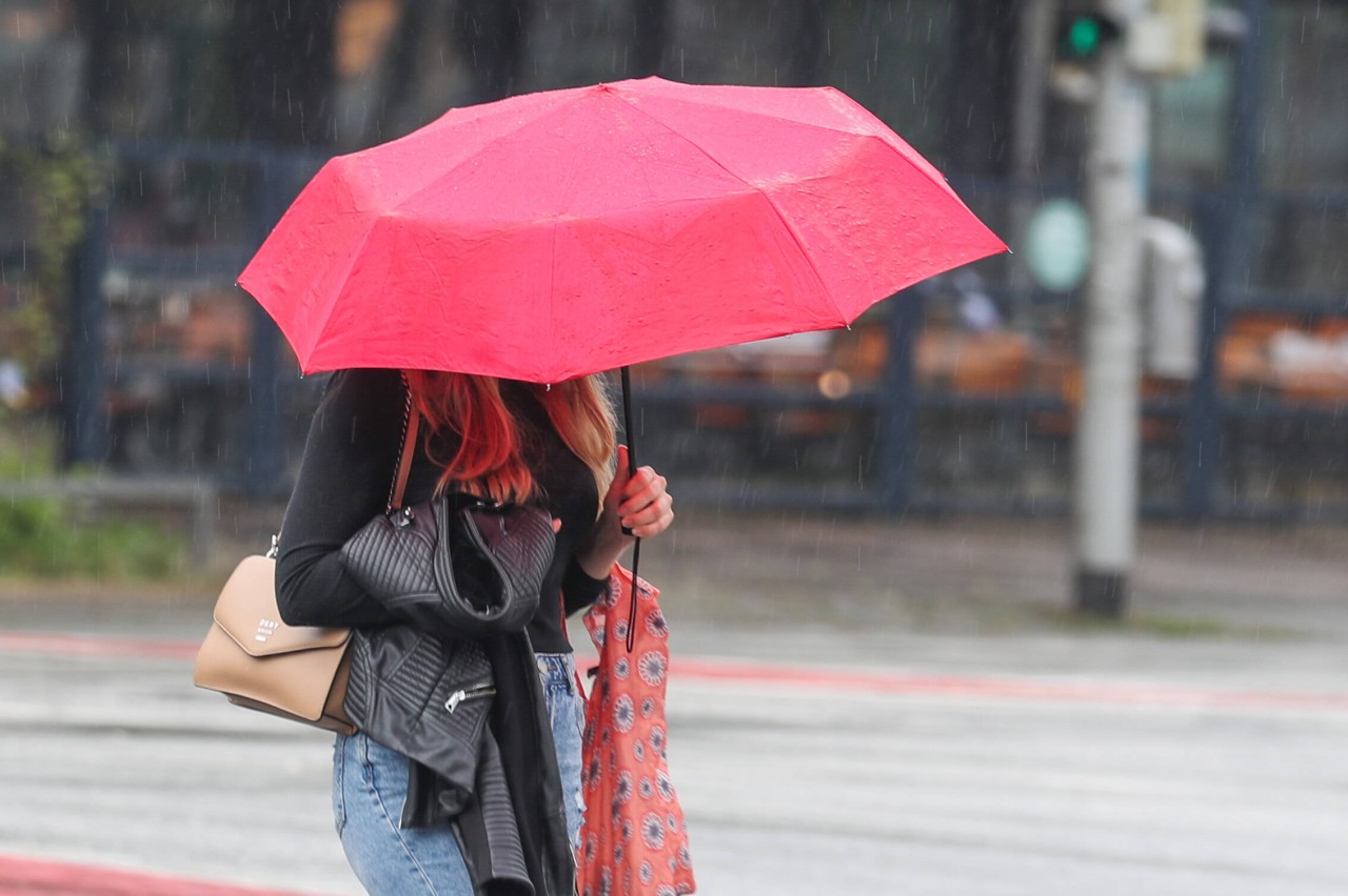 Das Wetter in NRW startet regnerisch und kalt. Doch das ändert sich schnell. (Symbolbild)