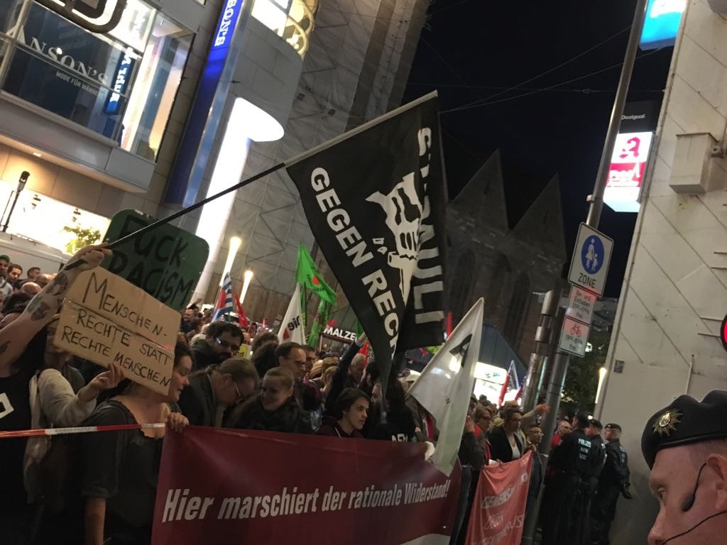 Mehr als 400 Gegen-Demonstranten sind in Dortmund zusammengekommen.