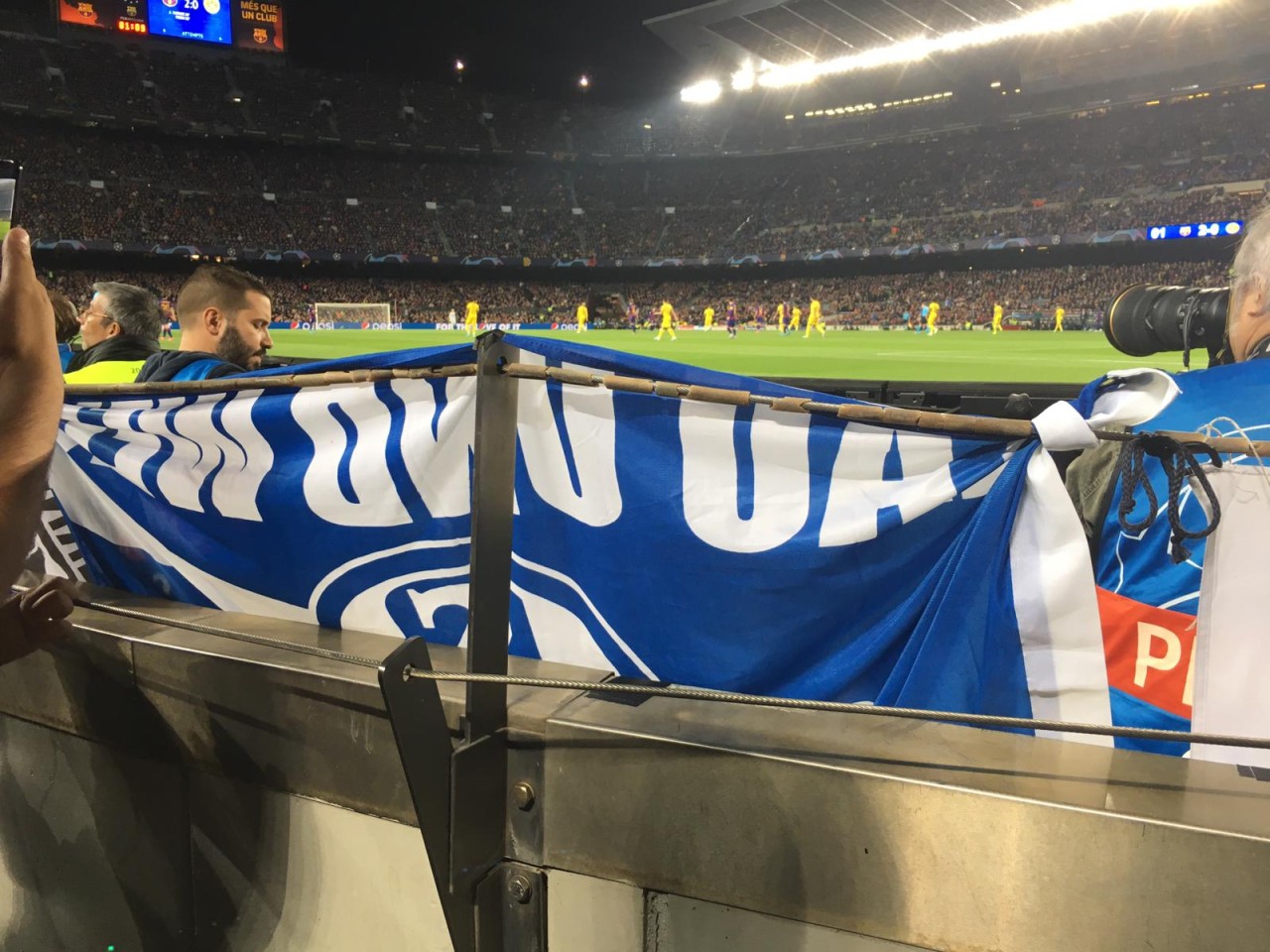 Direkt am Spielfeldrand saßen Marco und Patricia - davor die S04-Fahne.