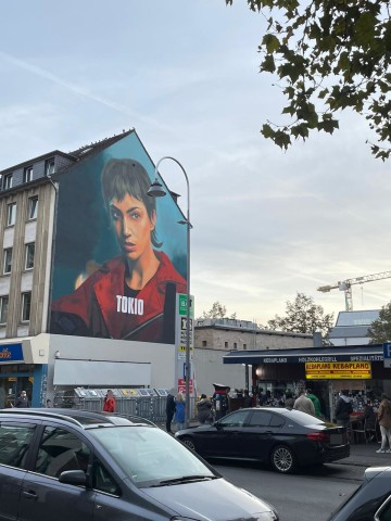 Schon zum zweiten Mal! Wieder ist in Köln nach dem Start der neuen Staffel von „Haus des Geldes“ bei Netflix ein Riesen-Gemälde zu Ehren der verstorbenen Gangster aufgetaucht. 