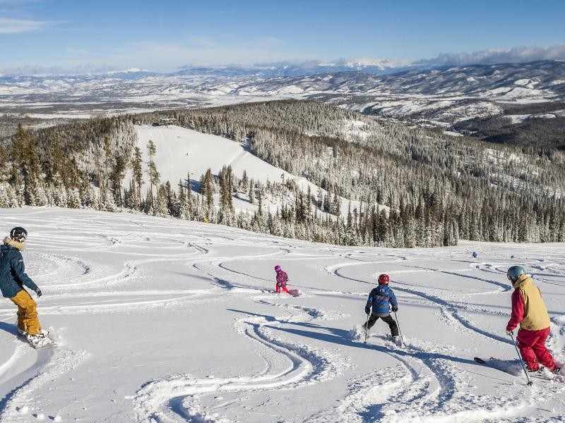 Die 143 Pisten von Winter Park liegen in Höhen zwischen 2743 und 3676 Metern. Auch das kleine Hausskigebiet von Denver gilt in Colorado als Geheimtipp unter den Ski-Resorts.