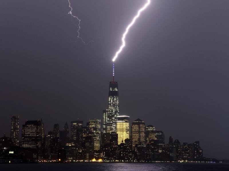 Ein Blitz schlägt in die rund 540 Meter hohe Spitze des neuen One World Trade Centers ein.
