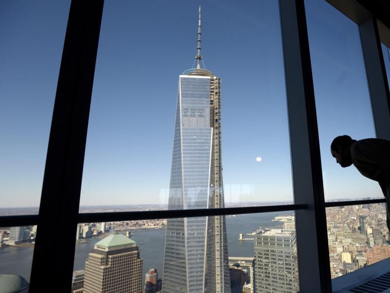 Das One World Trade Center hat 104 Stockwerke.