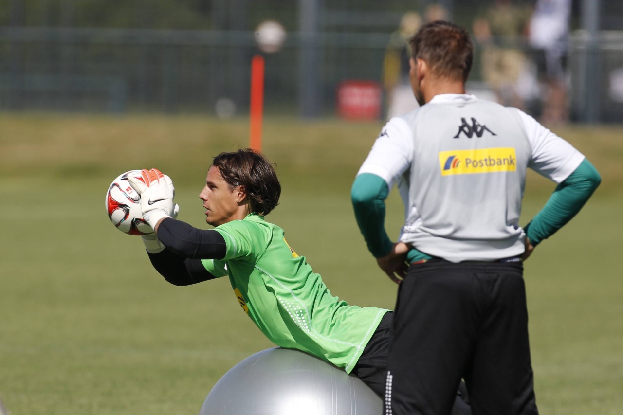 Der Trainer und sein Schützling. Das Torwarttraining hat sich über die Jahrzehnte enorm verändert. Das bekommt auch Yann Sommer  (l.) zu spüren. Uwe Kamps hält ein Auge drauf.
