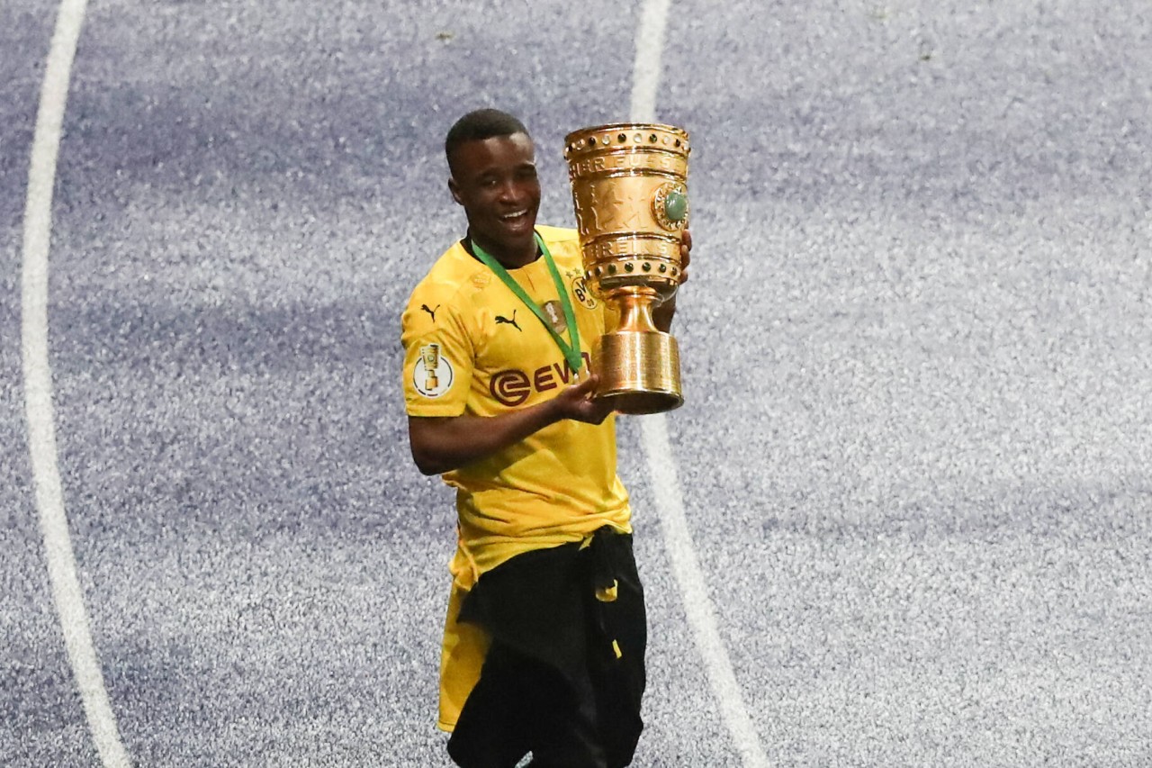 Youssoufa Moukoko feierte den DFB-Pokalgewinn des BVB – auch wenn er verletzungsbedingt selbst nicht spielen konnte.