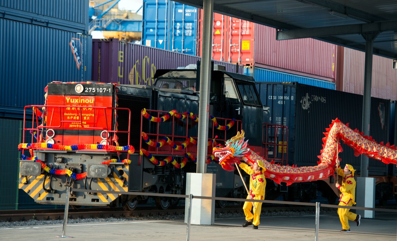 Der Frachtzug Yuxinou fährt zweimal die Woche von Duisburg über mehrere Stationen nach China.
