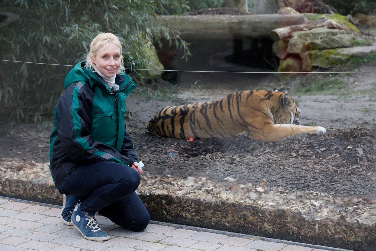 Zoodirektorin Simone Schehka freut sich über die Spende von Horst Eschler. (Archivbild)