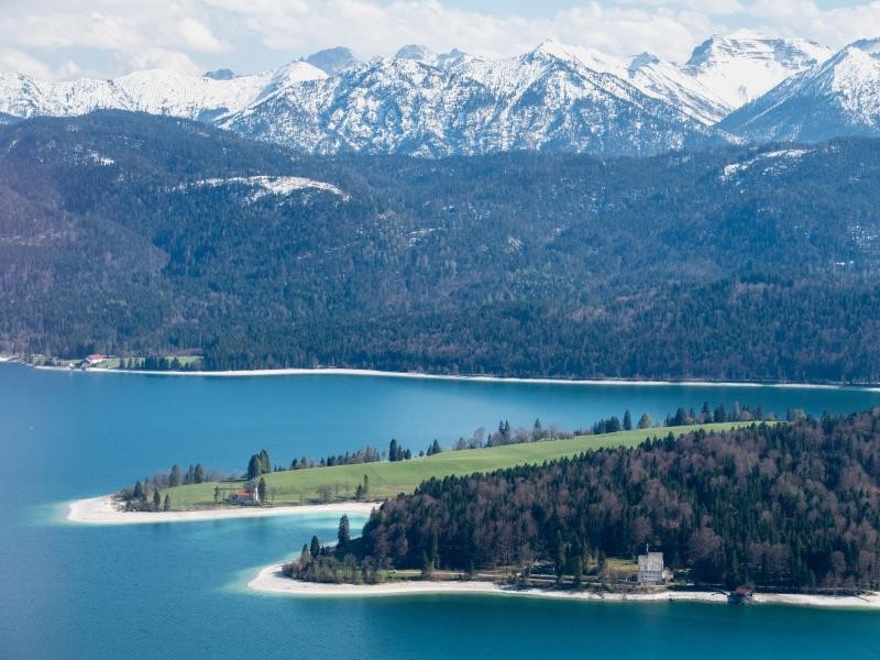Zu den Geheimtipps zählt, sich am Walchensee ein Boot zu mieten und mitten auf dem See mit Alpenblick zu picknicken.