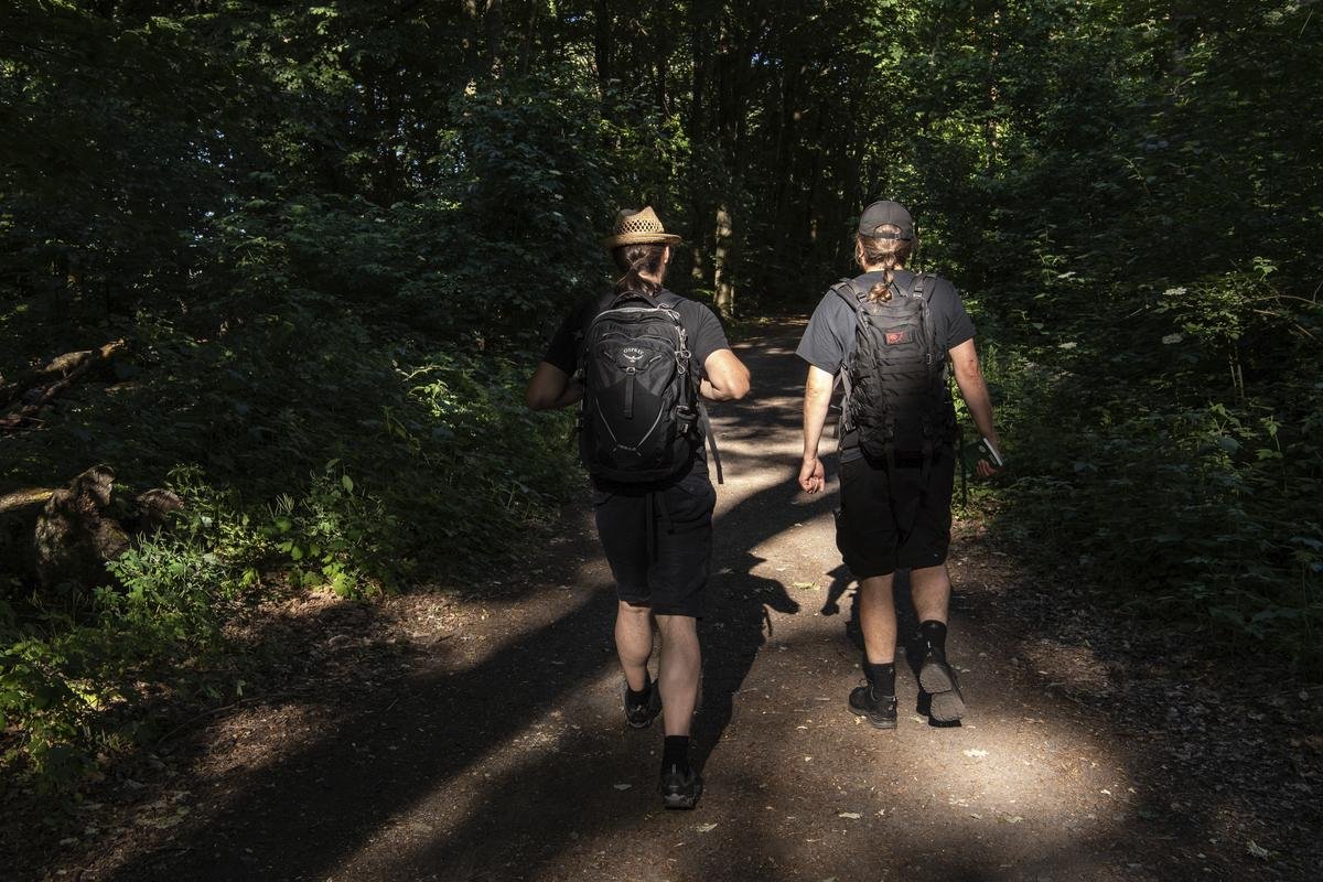 Zwei Männer wandern durch einen Wald in Grünau.