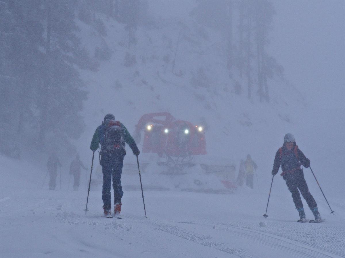 Zwei Skitourengeher Pistenraupe Winterurlaubsregionen Schneewehen