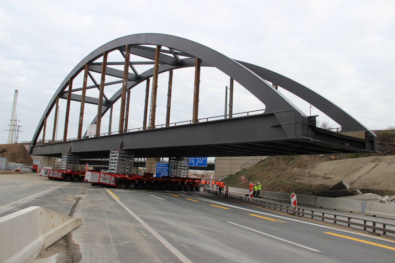 A43 bei Herne: Bereits im März wurde die erste Hälfte der Brücke über der Autobahn eingeschoben, bald geht es mit Nummer 2 weiter. 