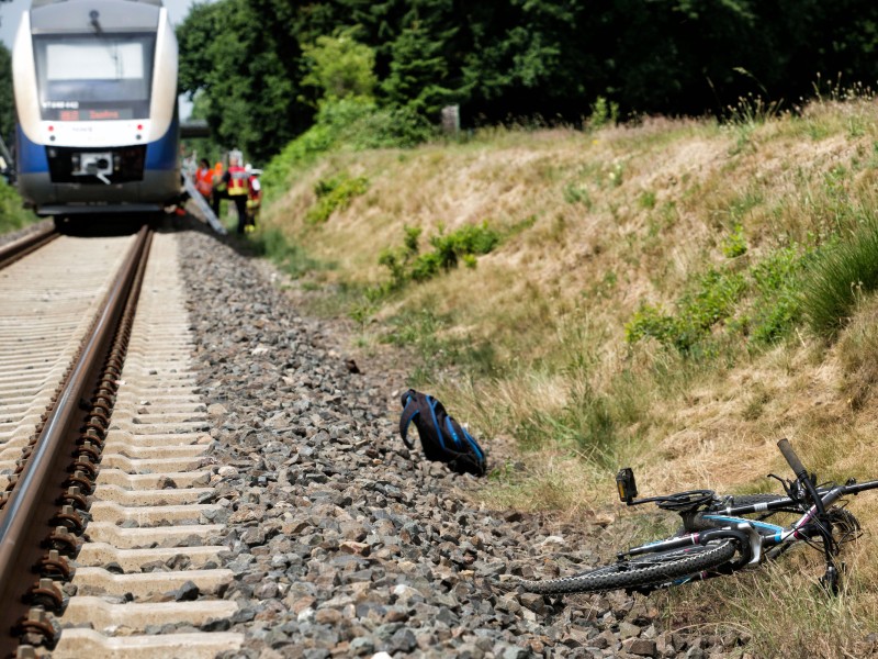 Auf dem Fahrrad wurde der 15-Jährige vom Zug erwischt.