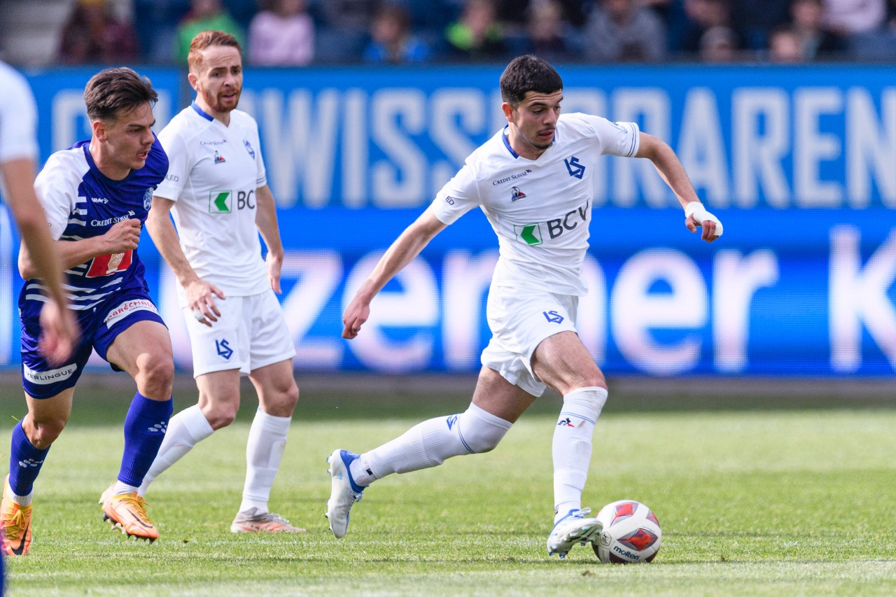 Der FC Schalke 04 wollte Zeki Amdouni (r.), doch der entschied sich nun anders.