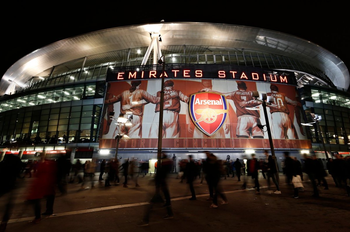 arsenal-emirates-stadium-nacht.jpg