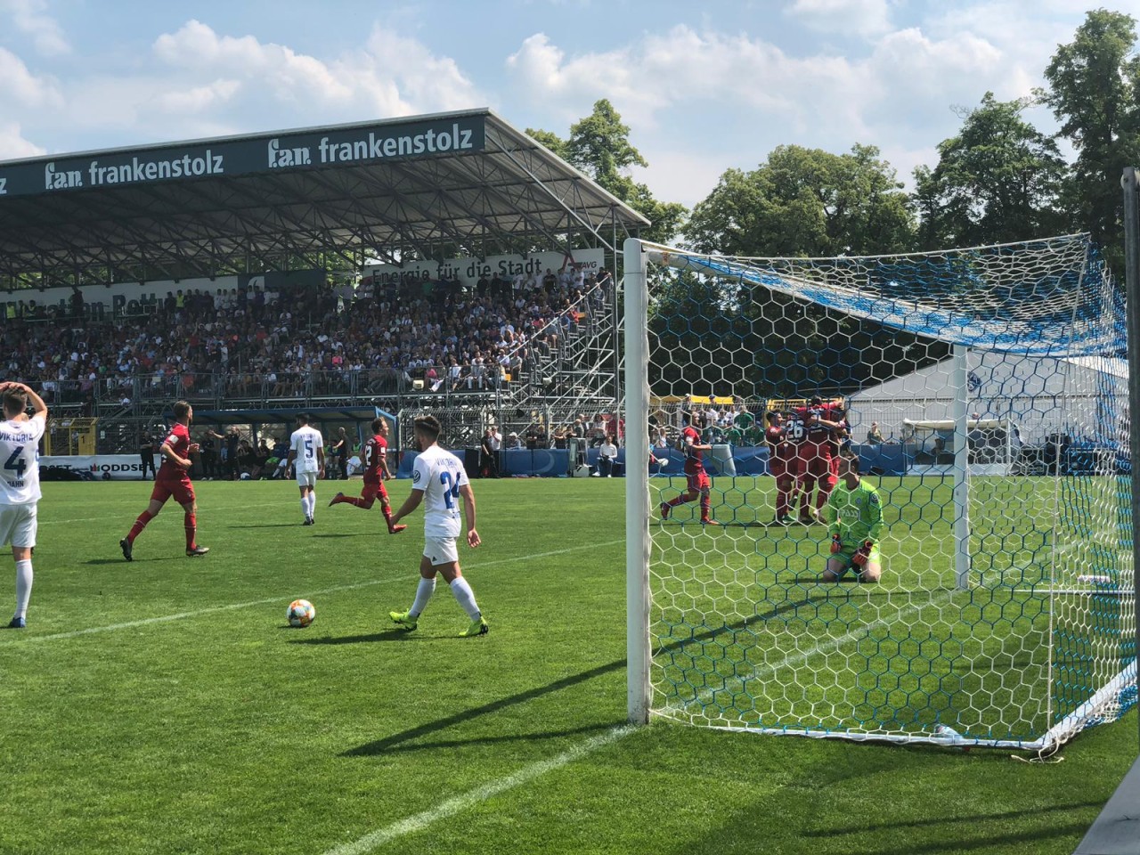 Würzburg geht mit 1:0 in Führung gegen Aschaffenburg.