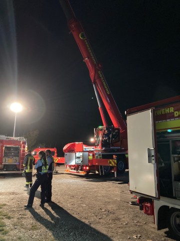 Ein Kran der Feuerwehr Dortmund hebt den PKW aus dem Kanal. 