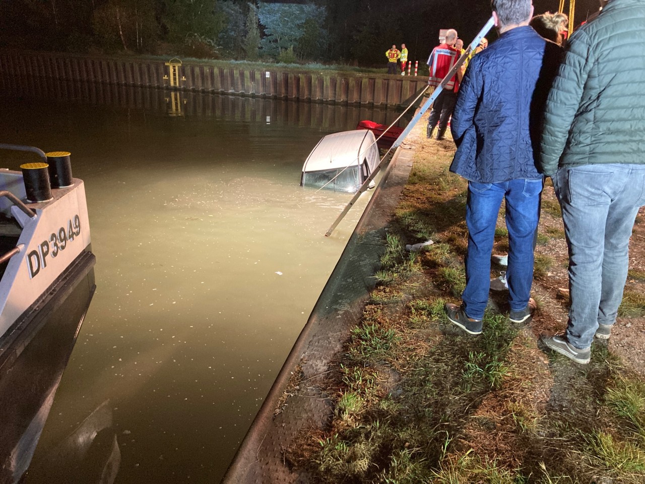 Die Feuerwehr aus Waltrop bereitet die Bergung des PKWs in Dortmund vor. 